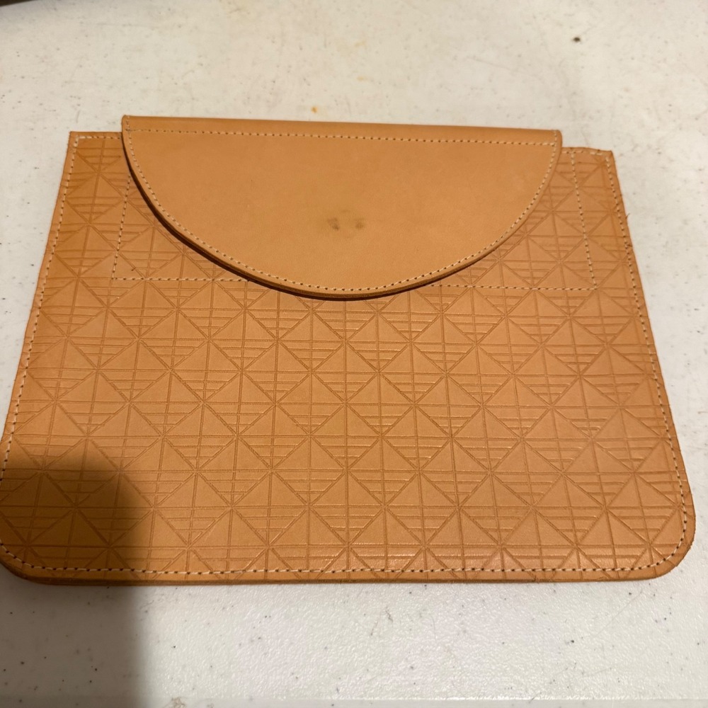 Mavro Tawny Leather Tablet Sleeve Clutch Tan Geometric Embossed Small‎ Good